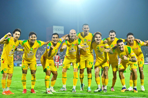 Tim sepak bola Persebaya Surabaya berselebrasi bersama usai mencetak gol ke gawang Bali United saat pertandingan Super League 2025/2026 di Stadion Kapten I Wayan Dipta, Gianyar, Bali, Sabtu (7/2/2026). Foto: Fikri Yusuf/ANTARA FOTO