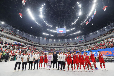 Para pemain dan jajaran pelatih Timnas Futsal Indonesia memberikan apresiasi kepada suporter Indonesia usai kalah dari Timnas Futsal Iran pada pertandingan final AFC Futsal Asian Cup 2026 di Indonesia Arena, Senayan, Jakarta, Sabtu (7/2/2026). Foto: Jamal Ramadhan/kumparan