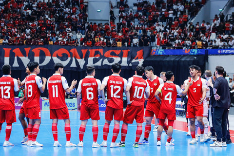 Pemain Timnas futsal Indonesia saling berjabat tangan usai kalah dari Timnas futsal Iran usai pertandingan final AFC Futsal Asian Cup 2026 di Indonesia Arena, Senayan, Jakarta, Sabtu (7/2/2026). Foto: Asprilla Dwi Adha/ANTARA FOTO