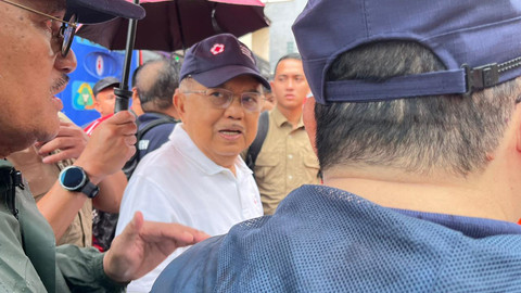 Ketua Umum PMI Jusuf Kalla saat meninjau kerja bakti Jaga Jakarta Bersih di kawasan Cipinang Melayu, Jakarta Timur, Minggu (8/2/2026). Foto: Nasywa Athifah/kumparan