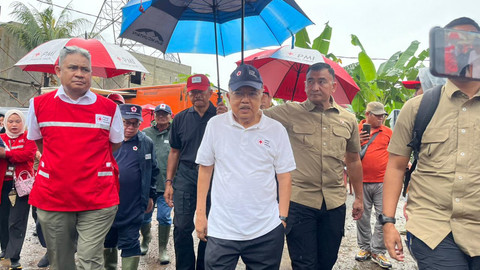 Ketua Umum PMI Jusuf Kalla saat meninjau kerja bakti Jaga Jakarta Bersih di kawasan Cipinang Melayu, Jakarta Timur, Minggu (8/2/2026). Foto: Nasywa Athifah/kumparan