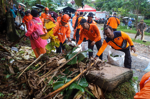 Pemerintah Provinsi (Pemprov) DKI Jakarta menggelar Gerakan "Jaga Jakarta Bersih" secara serentak di seluruh wilayah DKI Jakarta, salah satunya di kawasan Cipinang, Jakarta Timur, pada Minggu (8/2/2026). Foto: Iqbal Firdaus/kumparan
