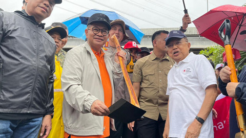 Gubernur DKI Jakarta Pramono Anung dan Ketua Umum PMI Jusuf Kalla saat meninjau kerja bakti Jaga Jakarta Bersih di kawasan Cipinang Melayu, Jakarta Timur, Minggu (8/2/2026). Foto: Nasywa Athifah/kumparan