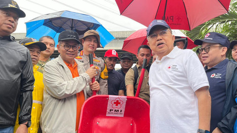 Gubernur DKI Jakarta Pramono Anung dan Ketua Umum PMI Jusuf Kalla saat meninjau kerja bakti Jaga Jakarta Bersih di kawasan Cipinang Melayu, Jakarta Timur, Minggu (8/2/2026). Foto: Nasywa Athifah/kumparan