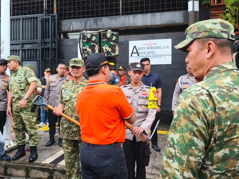 Penyerahan alat kebersihan oleh Gubernur DKI Jakarta, Pramono Anung dalam rangka Korvei Serentak TNI-Polri dan Pemprov DKI Jakarta, di Waduk Cincin, Danau Sunter, Jakarta Utara, Minggu (8/2/2026). Foto: Jeni Ritanti/kumparan