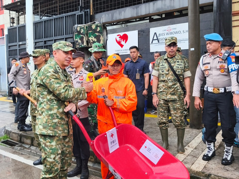 Penyerahan alat kebersihan oleh Pangdam Jaya, Mayjen TNI Deddy Suryadi dalam rangka Korvei Serentak TNI-Polri dan Pemprov DKI Jakarta, di Waduk Cincin, Danau Sunter, Jakarta Utara, Minggu (8/2/2026). Foto: Jeni Ritanti/kumparan