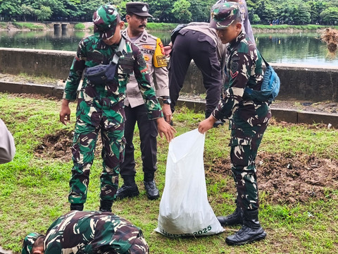 Penanaman pohon dalam rangka Korvei Serentak TNI-Polri dan Pemprov DKI Jakarta, di Waduk Cincin, Danau Sunter, Jakarta Utara, Minggu (8/2/2026). Foto: Jeni Ritanti/kumparan