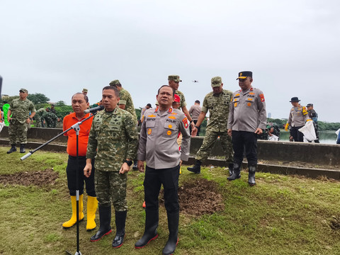 Penanaman pohon dalam rangka Korvei Serentak TNI-Polri dan Pemprov DKI Jakarta, di Waduk Cincin, Danau Sunter, Jakarta Utara, Minggu (8/2/2026). Foto: Jeni Ritanti/kumparan