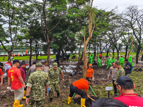 Penanaman pohon dalam rangka Korvei Serentak TNI-Polri dan Pemprov DKI Jakarta, di Waduk Cincin, Danau Sunter, Jakarta Utara, Minggu (8/2/2026). Foto: Jeni Ritanti/kumparan