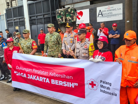 Penyerahan peralatan Jaga Jakarta Bersih dalam rangkaian agenda Korvei Serentak TNI-Polri dan Pemprov DKI Jakarta, di Waduk Cincin, Danau Sunter, Jakarta Utara, Minggu (8/2/2026). Foto: Jeni Ritanti/kumparan