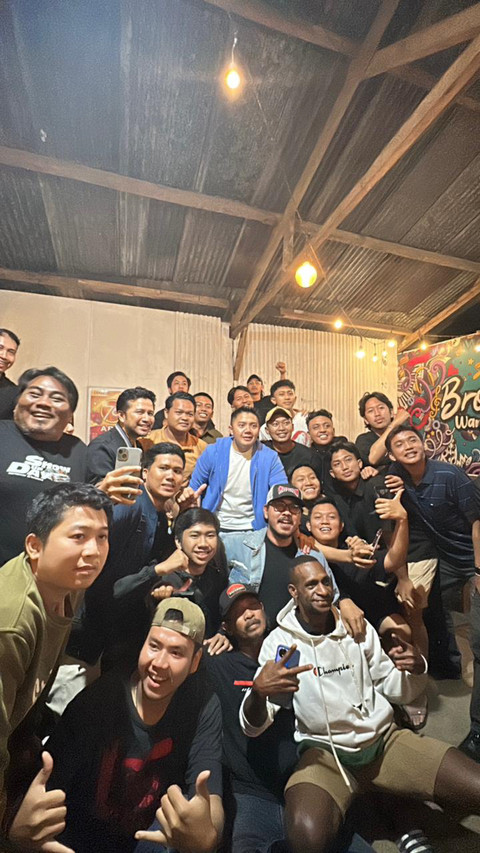 Sekretaris Kabinet Letkol Teddy Indra Wijaya menyempatkan diri nonton bareng (nobar) final Timnas Futsal Indonesia melawan Iran di Brojans Cafe, Kota Malang, Sabtu (7/2) malam. Foto: Dok. Istimewa