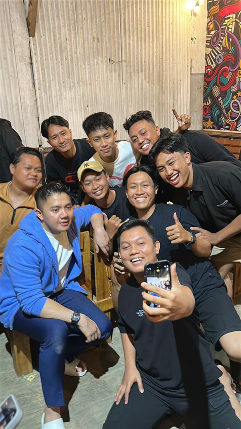 Sekretaris Kabinet Letkol Teddy Indra Wijaya menyempatkan diri nonton bareng (nobar) final Timnas Futsal Indonesia melawan Iran di Brojans Cafe, Kota Malang, Sabtu (7/2) malam. Foto: Dok. Istimewa