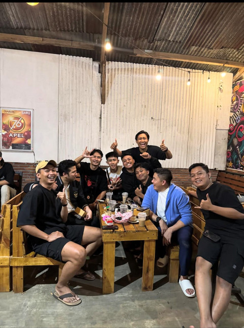Sekretaris Kabinet Letkol Teddy Indra Wijaya menyempatkan diri nonton bareng (nobar) final Timnas Futsal Indonesia melawan Iran di Brojans Cafe, Kota Malang, Sabtu (7/2) malam. Foto: Dok. Istimewa
