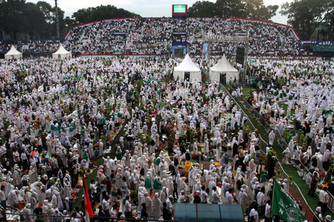 Ribuan warga Nahdlatul Ulama (NU) menghadiri Mujahadah Kubro di Stadion Gajayana, Malang, Jawa Timur, Minggu (8/2/2026). Foto: Ari Bowo Sucipto/ANTARA FOTO