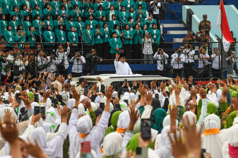 Presiden Prabowo Subianto (tengah) menyapa warga Nahdlatul Ulama saat menghadiri Mujahadah Kubro dalam rangka hari lahir Satu Abad Nahdlatul Ulama (NU) di Stadion Gajayana, Kota Malang, Jawa Timur, Minggu (8/2/2026). Foto: Galih Pradipta/ANTARA FOTO