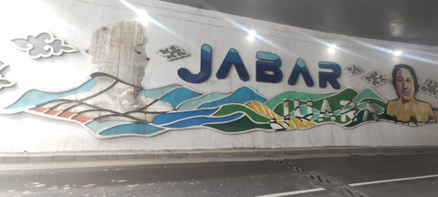Underpass Dewi Sartika kini tanpa gambar wajah Ridwan Kamil pada Minggu (8/2/2026). Foto: kumparan