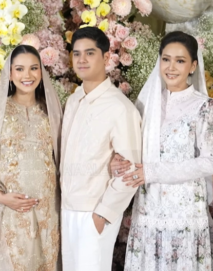 Maia Estianty dalam acara pengajian 7 bulanan kehamilan Alyssa Daguise. Foto: Instagram/maiaestiantyreal