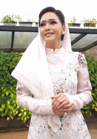 Maia Estianty dalam acara pengajian 7 bulanan kehamilan Alyssa Daguise. Foto: Instagram/maiaestiantyreal