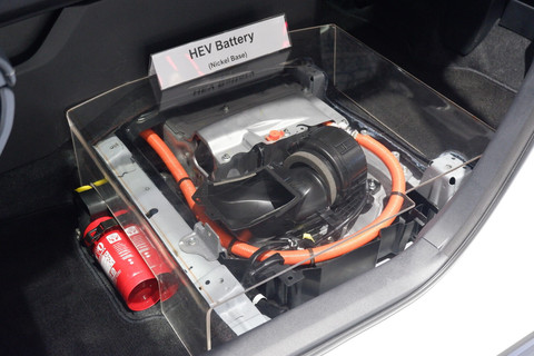 Baterai kendaraan elektrifikasi, pada mobil hybrid Toyota Veloz HEV yang telah dibuat di Indonesia. Foto: Sena Pratama/kumparan