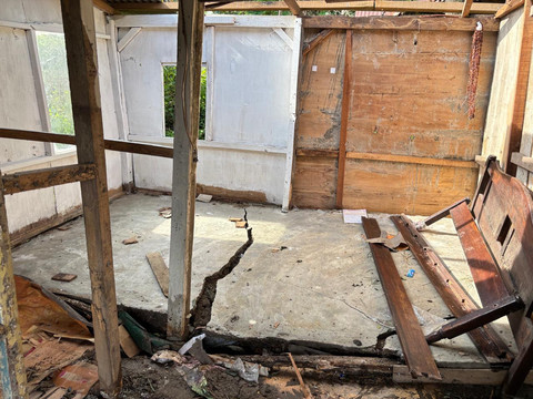 Rumah dan jalanan di Kampung Sekip, Kelurahan Jangli, Kecamatan Tembalang, Kota Semarang yang terdampak tanah gerak. Foto: Intan Alliva Khansa/kumparan