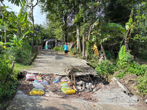Rumah dan jalanan di Kampung Sekip, Kelurahan Jangli, Kecamatan Tembalang, Kota Semarang yang terdampak tanah gerak. Foto: Intan Alliva Khansa/kumparan