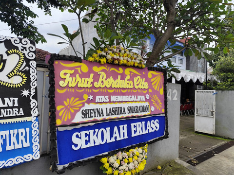 Suasana rumah duka Sheyna Lashira Smaradiani anak usia 6 tahun yang meninggal dunia di Singapura akibat kecelakaan, di kawasan Pasar Minggu, Jakarta Selatan pada Minggu (8/2/2026).   Foto: Luthfi Humam/kumparan