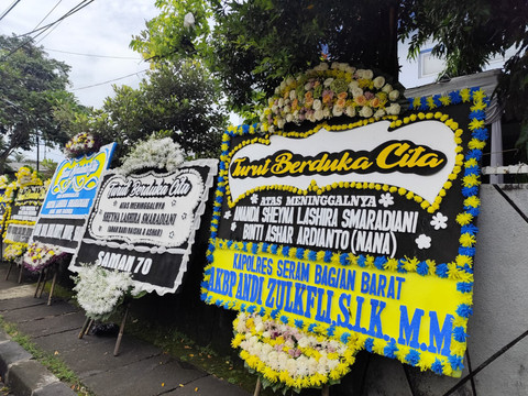 Suasana rumah duka Sheyna Lashira Smaradiani anak usia 6 tahun yang meninggal dunia di Singapura akibat kecelakaan, di kawasan Pasar Minggu, Jakarta Selatan pada Minggu (8/2/2026).   Foto: Luthfi Humam/kumparan