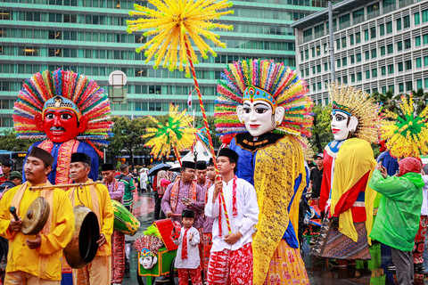 Parade ondel-ondel tampil dalam rangkaian Jakarta Penuh Warna saat Car Free Day (CFD) di kawasan Bundaran HI, Jakarta, Minggu, (8/2/2026). Foto: Reno Esnir/ANTARA FOTO