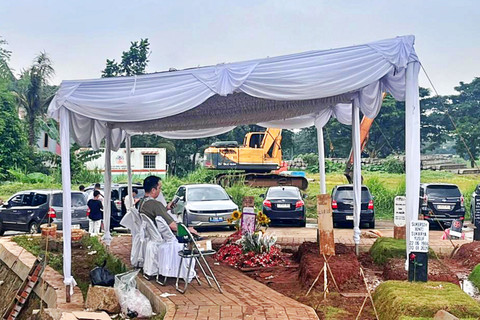 Suasana pemakaman Sheyna Lashira Smaradiani, anak usia 6 tahun yang meninggal dunia karena kecelakaan di Singapura, di TPU Tanah Kusir, Kebayoran Lama, Jakarta Selatan, Minggu (8/2/2026). Foto: Nasywa Athifah/kumparan