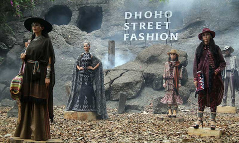 Dhoho Street Fashion: Tenun bandar dari proses slow fashion pada akhirnya tampl di peragaan fashion show, saat setiap langkah bercerita tentang kesabaran, identitas, dan kemewahan yang tak lekang oleh zaman. Foto: kedirikota.go.iid.