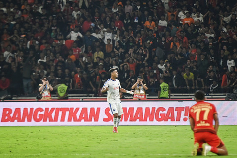Pesepak bola Arema FC, Gabriel Silva Costa berselebrasi usai mencetak gol ke gawang Persija Jakarta pada pertandingan BRI Liga 1 di Stadion Utama Gelora Bung Karno, Senayan, Jakarta, Minggu (8/2/2026). Foto: Sulthony Hasanuddin/ANTARA FOTO 