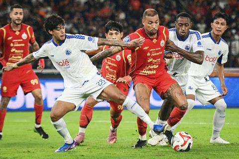 Pesepak bola Arema FC, Betinho F (kiri) berebut bola dengan pesepak bola Persija Jakarta, Gustavo Almeida Dos Santos (tengah) pada pertandingan BRI Liga 1 di Stadion Utama Gelora Bung Karno, Senayan, Jakarta, Minggu (8/2/2026). Foto: Sulthony Hasanuddin/ANTARA FOTO 