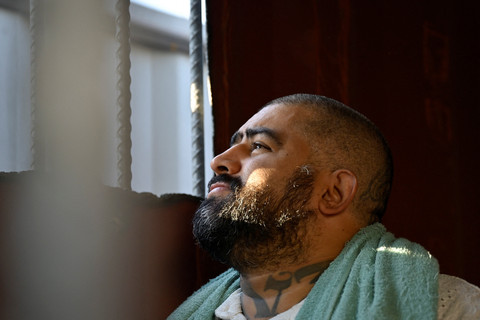 Pemimpin geng Barrio 18 (M-18), Aldo Dupie Ochoa Mejia, alias "El Lobo," melihat keluar jendela sel setelah dipindahkan ke sektor isolasi yang baru dibangun di penjara Renovacion I Guatemala, Minggu (8/2/2026). Foto: Guatemalan Presidency via REUTERS