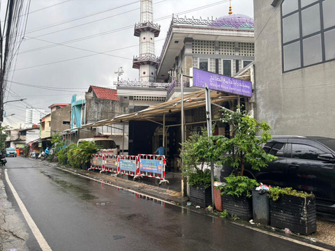 Suasana Jalan Cempaka Raya, Cempaka Putih Barat, Jakarta Pusat pada Senin (9/2) pagi. Jalan di mana 3 siswa SMK menyiram air keras kepada 3 pelajar lainnya. Foto: Amira Nada Fauziyyah/kumparan