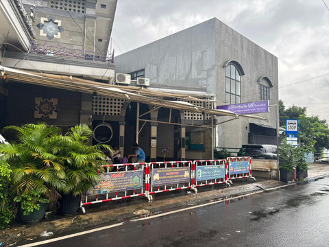 Suasana Jalan Cempaka Raya, Cempaka Putih Barat, Jakarta Pusat pada Senin (9/2) pagi. Jalan di mana 3 siswa SMK menyiram air keras kepada 3 pelajar lainnya. Foto: Amira Nada Fauziyyah/kumparan