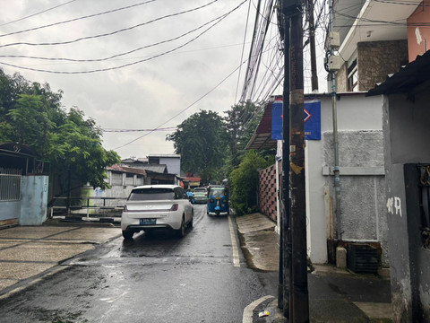 Suasana Jalan Cempaka Raya, Cempaka Putih Barat, Jakarta Pusat pada Senin (9/2) pagi. Jalan di mana 3 siswa SMK menyiram air keras kepada 3 pelajar lainnya. Foto: Amira Nada Fauziyyah/kumparan