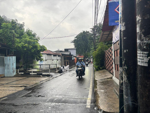 Suasana Jalan Cempaka Raya pada Senin pagi (9/2). Ini lokasi siswa serang siswa lain pakai air keras. Foto: Amira Nada Fauziyyah/kumparan