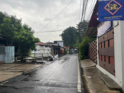 Suasana Jalan Cempaka Raya, Cempaka Putih Barat, Jakarta Pusat pada Senin (9/2) pagi. Jalan di mana 3 siswa SMK menyiram air keras kepada 3 pelajar lainnya. Foto: Amira Nada Fauziyyah/kumparan