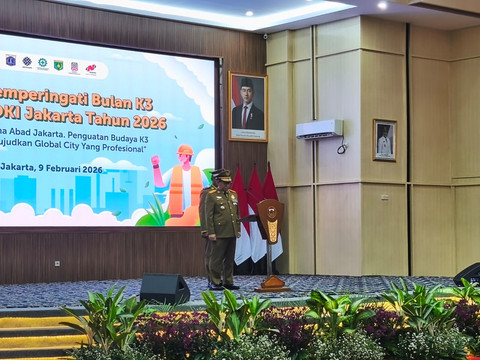 Gubernur DKI Jakarta, Pramono Anung, saat menjadi Pembina Pelaksana Apel Bulan K3 Provinsi DKI Jakarta 2026, di Pusat Pelatihan Kerja Daerah Jakarta Timur, Senin (9/2/2206). Dok.  Foto: Jeni Ritanti/kumparan