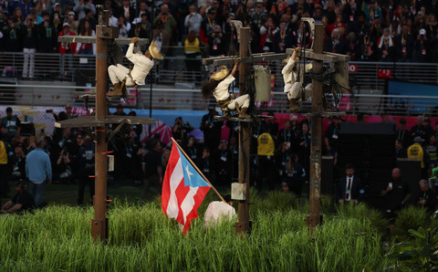 Penyanyi Puerto Rico, Bad Bunny, mengibarkan bendera Puerto Rico saat tampil dalam acara Apple Music Halftime Show Super Bowl LX antara Patriots dan Seahawks di Stadion Levi's di Santa Clara, California, Minggu (8/2/2026). Foto: Patrick T. Fallon/AFP