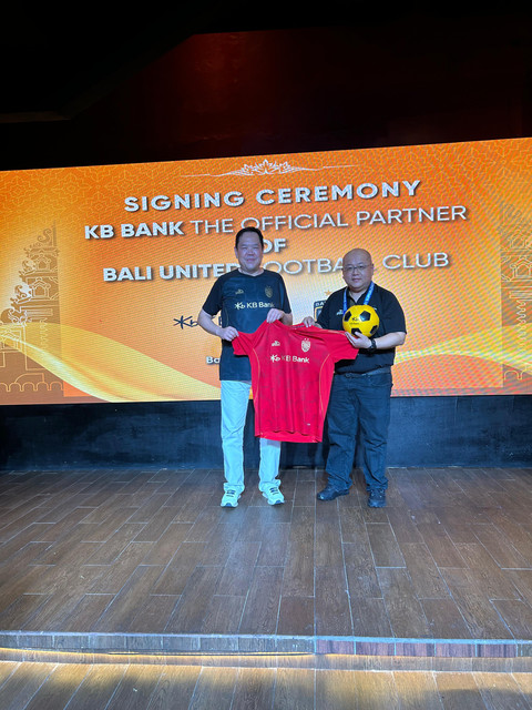 Direktur Utama KB Bank, Kunardy Darma Lie (kiri) dan CEO Bali United FC, Yabes Tanuri (kanan) pada penandatanganan perjanjian kerja sama di Bali, Sabtu (7/2). Foto: Dok. KB Bank