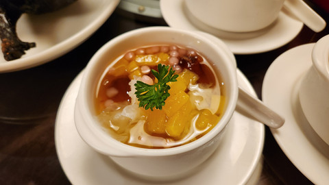Aneka makanan khas Imlek di Hai Wang Chinese Restaurant, Resinda Hotel Karawang. Foto: Azalia Amadea/kumparan