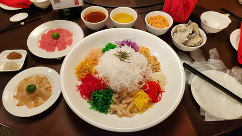 Aneka makanan khas Imlek di Hai Wang Chinese Restaurant, Resinda Hotel Karawang. Foto: Azalia Amadea/kumparan