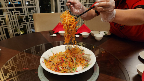 Aneka makanan khas Imlek di Hai Wang Chinese Restaurant, Resinda Hotel Karawang. Foto: Azalia Amadea/kumparan