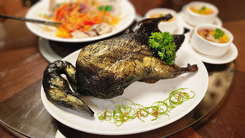 Aneka makanan khas Imlek di Hai Wang Chinese Restaurant, Resinda Hotel Karawang. Foto: Azalia Amadea/kumparan