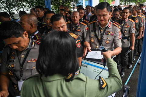 Sejumlah perwira tinggi dan menengah TNI dan Polri antre masuk untuk mengikuti rapat pimpinan (Rapim) TNI-Polri di Kompleks Istana Kepresidenan, Jakarta, Senin (9/2/2026). Foto: Bayu Pratama S/ANTARA FOTO