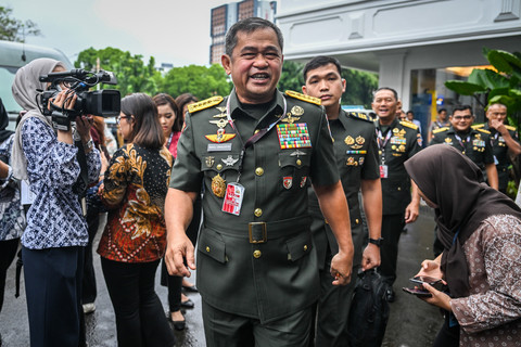 Kepala Staf TNI Angkatan Darat (KSAD) Jenderal TNI Maruli Simanjuntak (ketiga kiri) berjalan untuk mengikuti rapat pimpinan (Rapim) TNI-Polri di Kompleks Istana Kepresidenan, Jakarta, Senin (9/2/2026). Foto: Bayu Pratama S/ANTARA FOTO