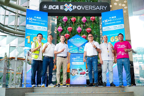 BCA Expoversary 2026 Hadir di Semarang Dengan Sajian Promo, Wakil Presiden Direktur BCA Armand Hartono (ketiga kiri) bersama jajaran manajemen dan perusahaan anak BCA resmi membuka acara BCA Expoversary Semarang 2026 di Queen City Mall. Foto: Dok. BCA