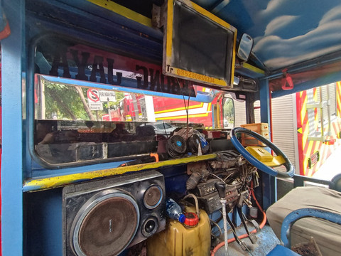 Kondisi mobil 'odong-odong' yang dilengkapi fasilitas suara untuk menunjang keceriaan penumpang mulai dari televisi, mic, hingga telolet di Kembangan, Jakarta Barat pada Senin (9/2/2026). Foto: Ryan Iqbal/kumparan