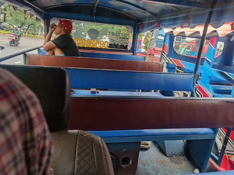 Kondisi mobil 'odong-odong' yang dilengkapi fasilitas suara untuk menunjang keceriaan penumpang mulai dari televisi, mic, hingga telolet di Kembangan, Jakarta Barat pada Senin (9/2/2026). Foto: Ryan Iqbal/kumparan